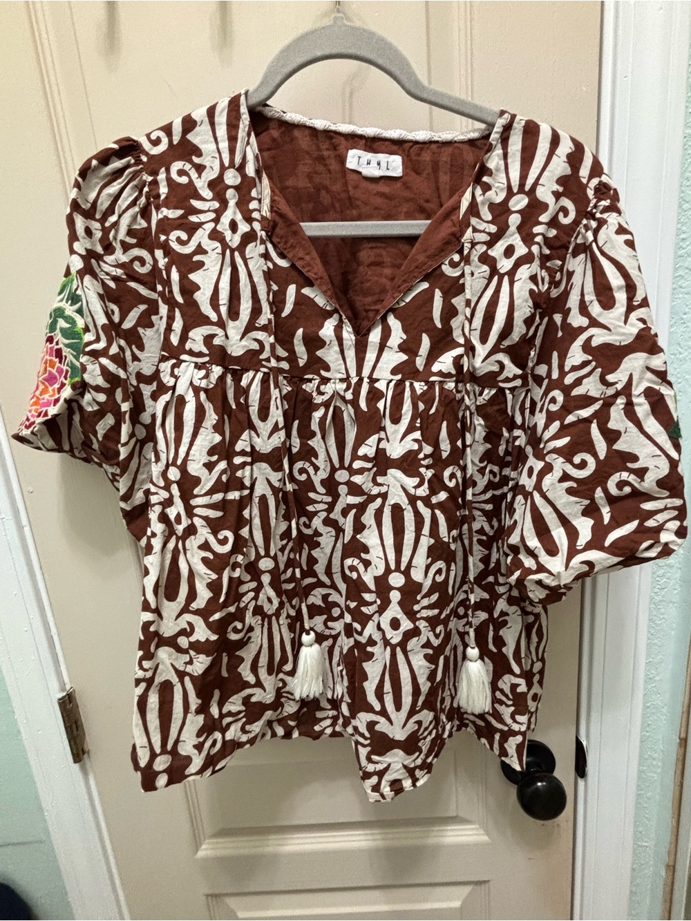 THML Brown & White Printed V-Neck Peasant Blouse with Tassels Size Large